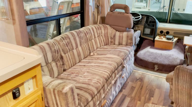 vieux divan avant la transformation